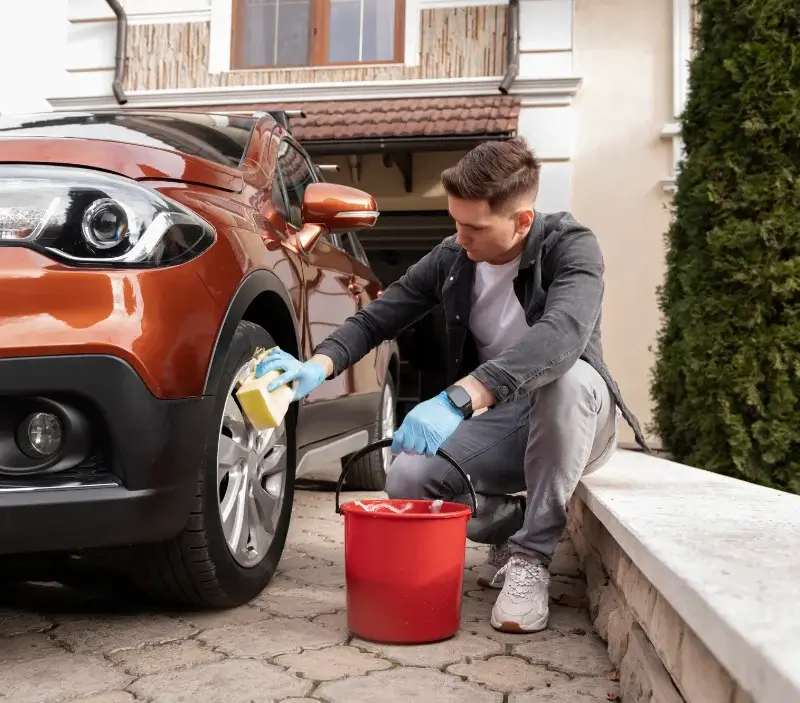 Lavage auto à domicile Bouquetot : professionnel intervenant sur un véhicule